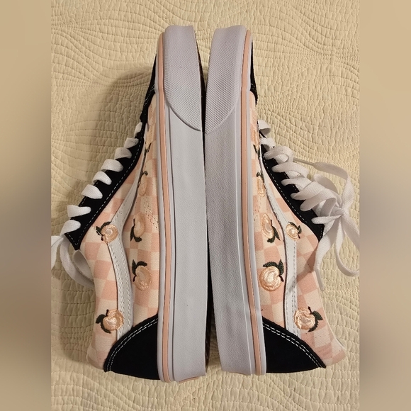 NIB Vans Old Skool Skater Sneaker With Embroidered Peaches Design - Picture 6 of 13
